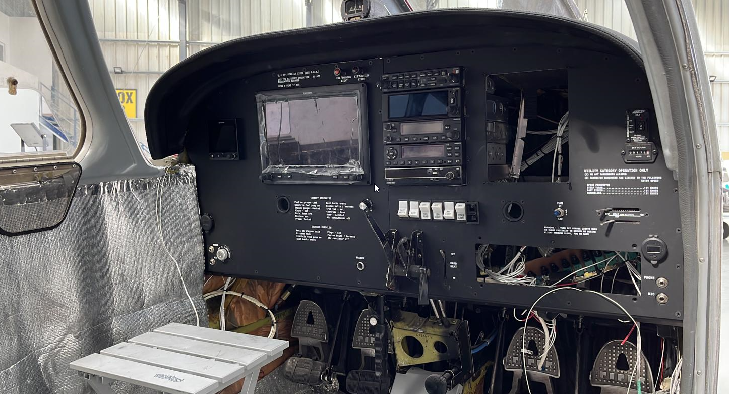 M&M Group fabrica panel control piper fly school
